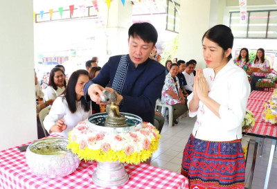 รดน้ำขอพรผู้บังคับบัญชาและผู้ใหญ่ที่เคารพนับถือ ... พารามิเตอร์รูปภาพ 1