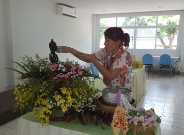 ศูนย์ฯ 9 จัดพิธีสรงน้ำพระ-รดน้ำดำหัว สืบสานประเพณีสงกรานต์ 🙏 พารามิเตอร์รูปภาพ 15