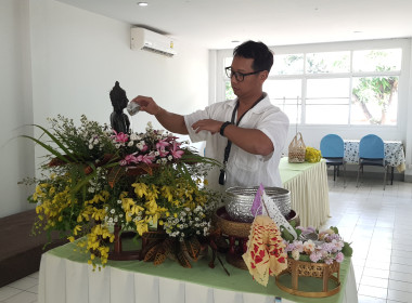 ศูนย์ฯ 9 จัดพิธีสรงน้ำพระ-รดน้ำดำหัว สืบสานประเพณีสงกรานต์ 🙏 พารามิเตอร์รูปภาพ 17