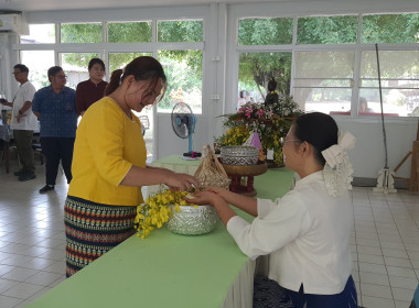 ศูนย์ฯ 9 จัดพิธีสรงน้ำพระ-รดน้ำดำหัว สืบสานประเพณีสงกรานต์ 🙏 พารามิเตอร์รูปภาพ 32