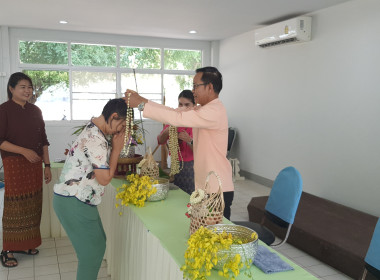 ศูนย์ฯ 9 จัดพิธีสรงน้ำพระ-รดน้ำดำหัว สืบสานประเพณีสงกรานต์ 🙏 พารามิเตอร์รูปภาพ 52