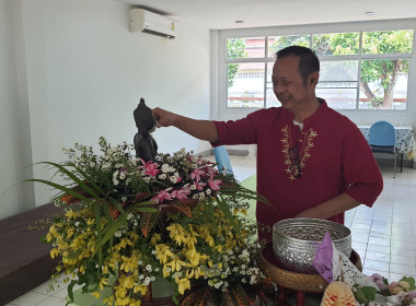 ศูนย์ฯ 9 จัดพิธีสรงน้ำพระ-รดน้ำดำหัว สืบสานประเพณีสงกรานต์ 🙏 พารามิเตอร์รูปภาพ 10