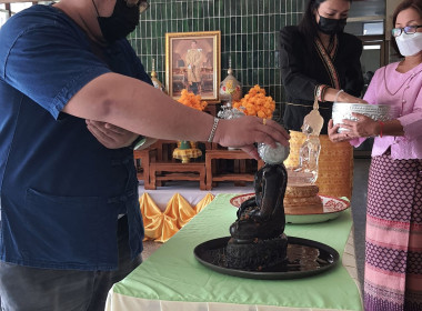 ไหว้ศาลพระภูมิ สรงน้ำพระพุทธรูป และรดน้ำขอพร ... พารามิเตอร์รูปภาพ 10