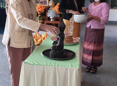 ไหว้ศาลพระภูมิ สรงน้ำพระพุทธรูป และรดน้ำขอพร ... พารามิเตอร์รูปภาพ 3