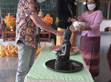 ไหว้ศาลพระภูมิ สรงน้ำพระพุทธรูป และรดน้ำขอพร ... พารามิเตอร์รูปภาพ 4