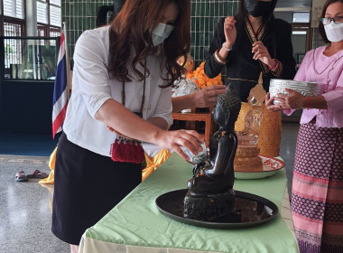 ไหว้ศาลพระภูมิ สรงน้ำพระพุทธรูป และรดน้ำขอพร ... พารามิเตอร์รูปภาพ 5