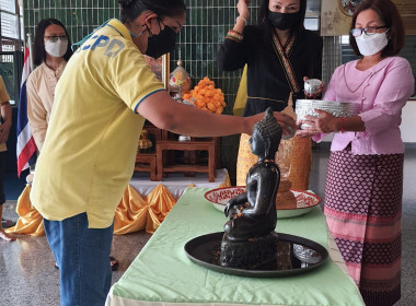 ไหว้ศาลพระภูมิ สรงน้ำพระพุทธรูป และรดน้ำขอพร ... พารามิเตอร์รูปภาพ 9